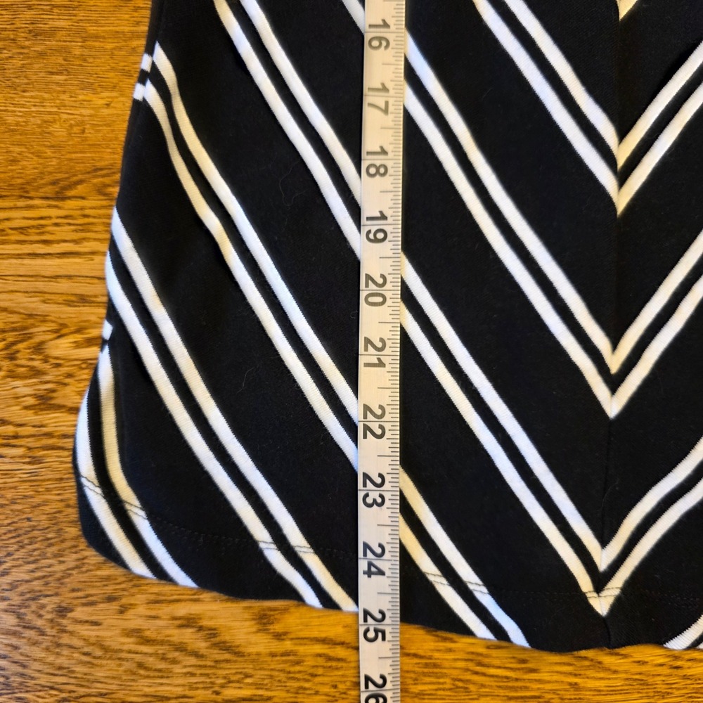 Talbots 100% Cotton M Black White Chevron Stripe V-Neck Short Sleeve Career Top - Picture 2 of 8